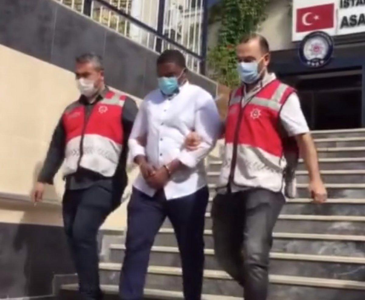 İstanbul'da kendisini ABD subayı olarak tanıtan Nijeryalı dolandırıcı yakalandı