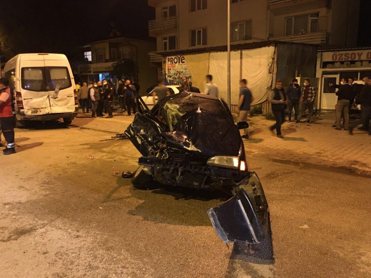Bilecik'te otomobil, park halindeki minibüse çarptı: 1 ölü 1 yaralı