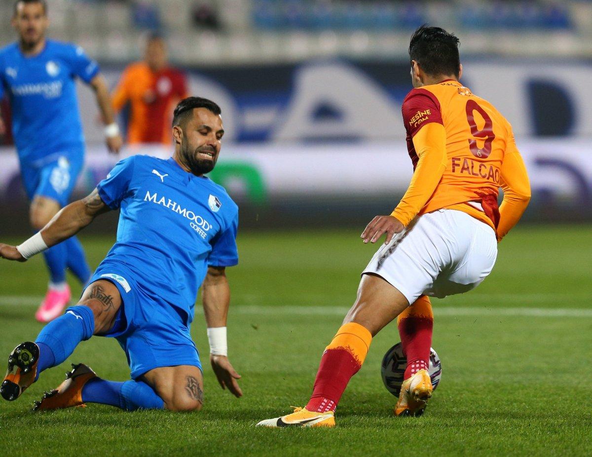 Radamel Falcao kariyerinin ilk kırmızı kartını gördü