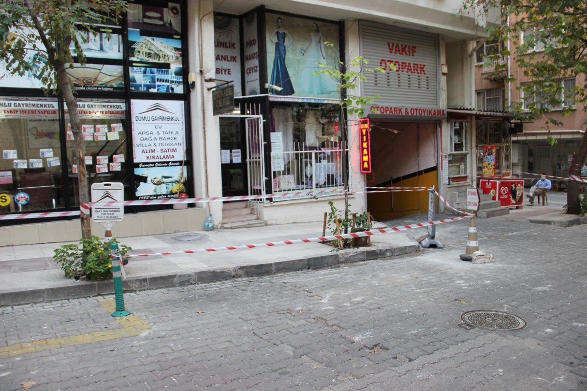 Manisa'da çay içen vatandaşın başına beton parçaları düştü