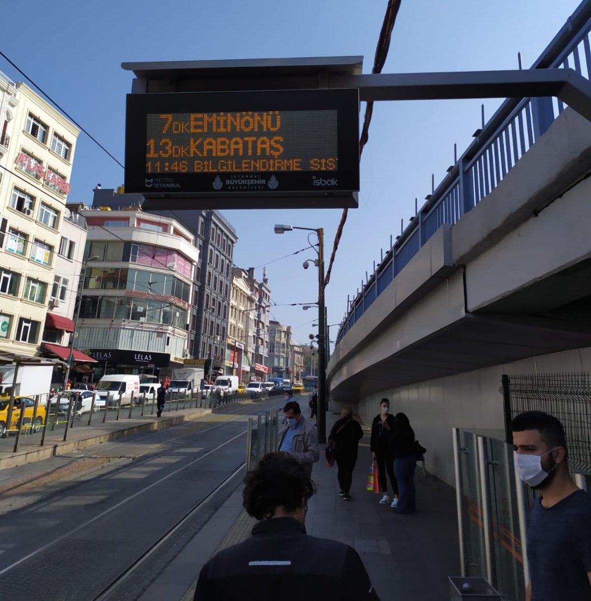 İstanbul'da tramvay durağında yoğunluk