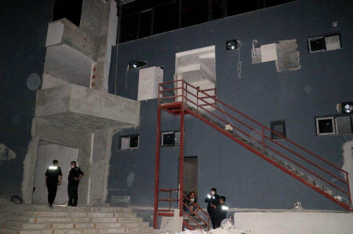 Adana'da bir hırsız, polisten kaçarken inşaattan düştü