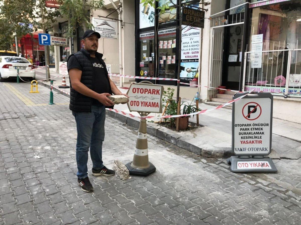 Manisa'da çay içen vatandaşın başına beton parçaları düştü