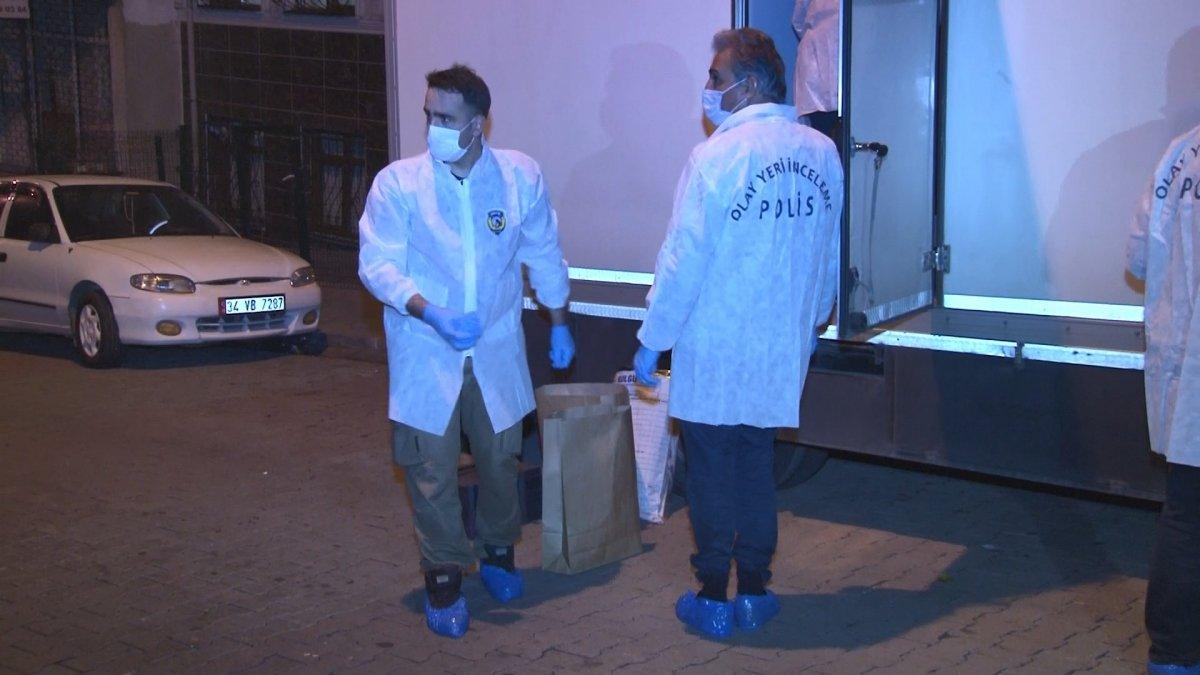 Küçükçekmece'de bir kişi, eşini öldürdü