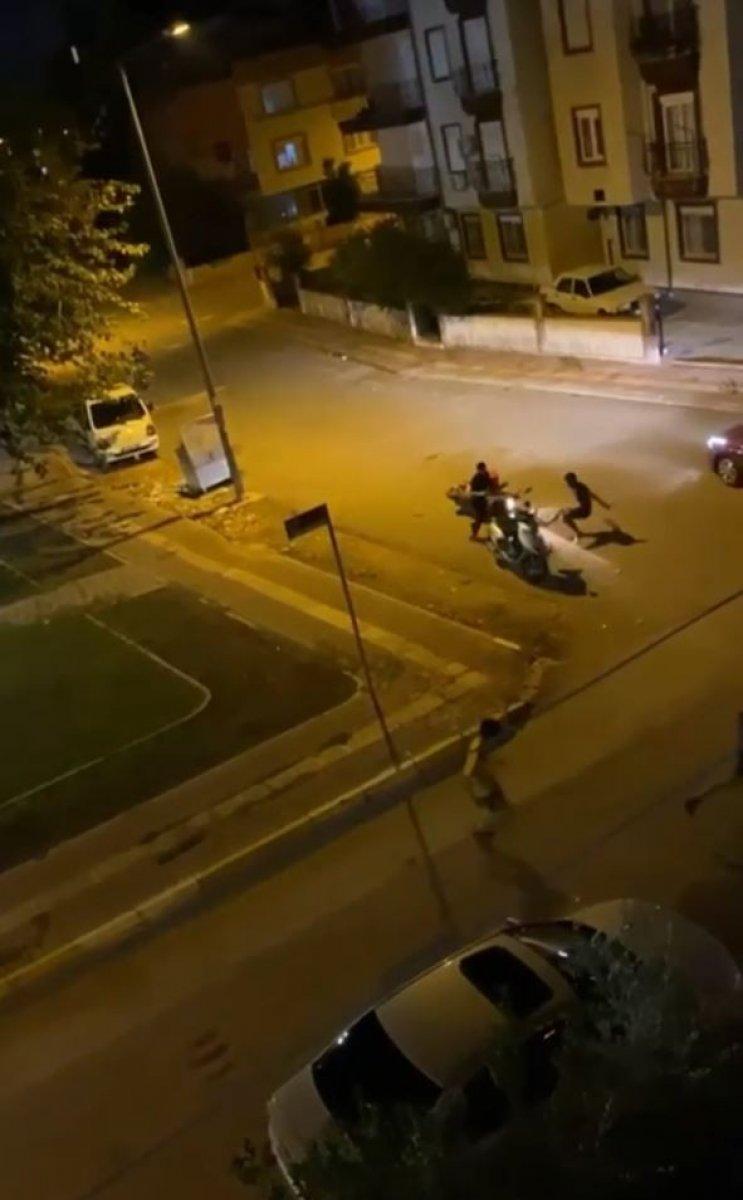 Antalya'da kavgada koşarken, park halindeki motosiklete çarptı
