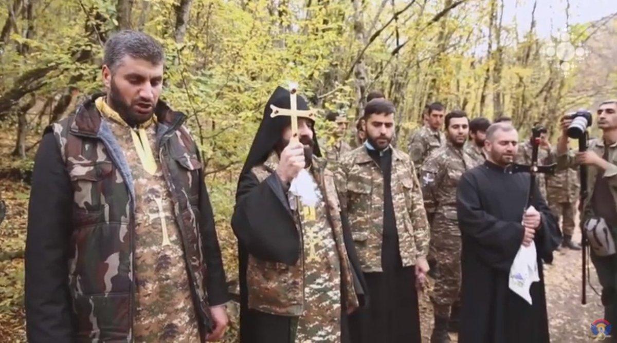 Ermeni papazlar, cepheye giden askerleri kutsadı