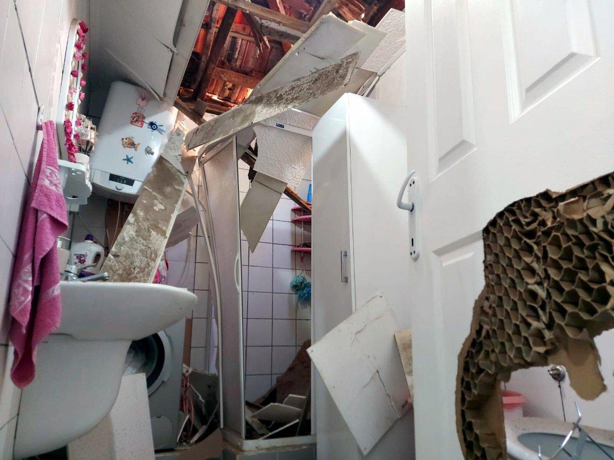 İzmir'de yamaçtan kopan kaya parçaları çatıyı delip eve girdi