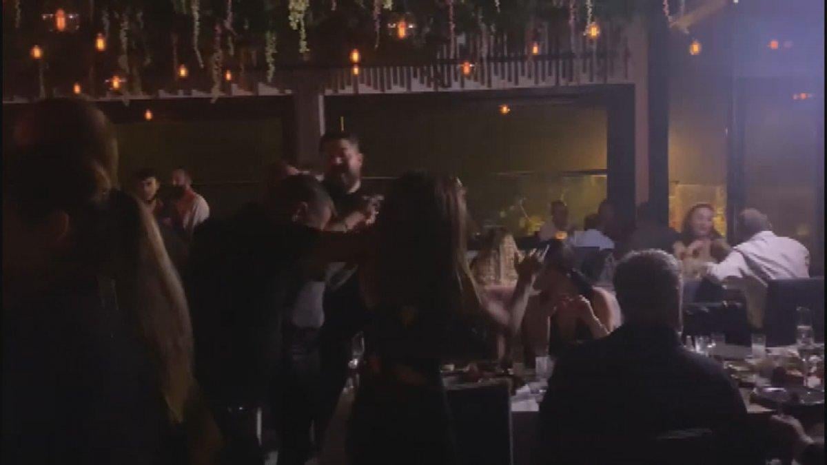 Ortaköy'de koronavirüsü unutan grup, doyasıya eğlendi