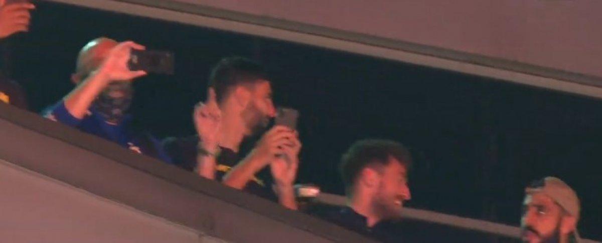 Fenerbahçeli futbolcular taraftarlarla tezahürat yaptı