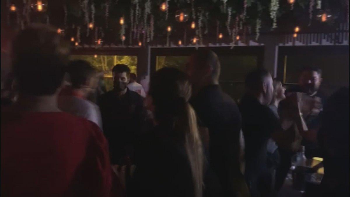 Ortaköy'de koronavirüsü unutan grup, doyasıya eğlendi