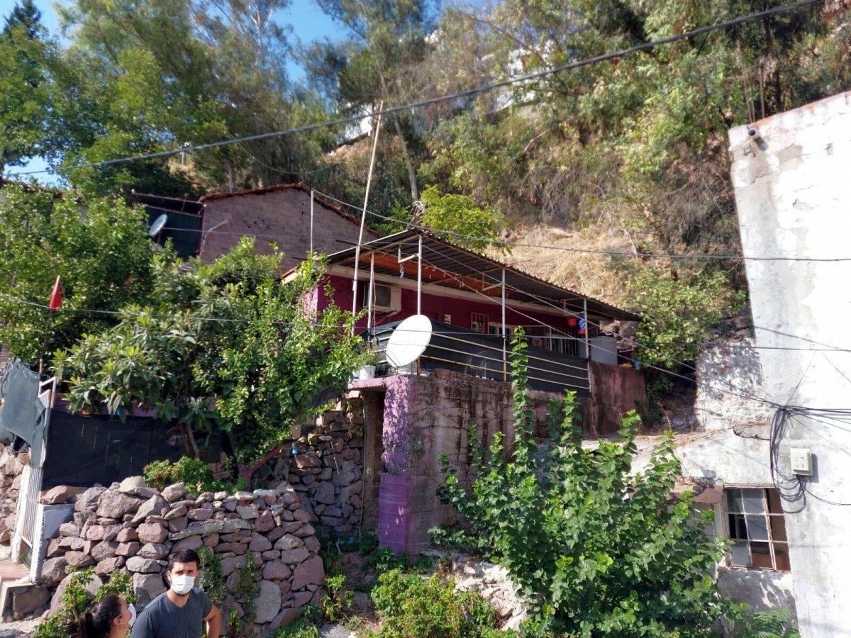 İzmir'de yamaçtan kopan kaya parçaları çatıyı delip eve girdi