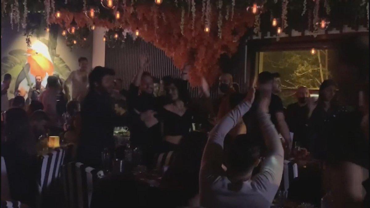 Ortaköy'de koronavirüsü unutan grup, doyasıya eğlendi