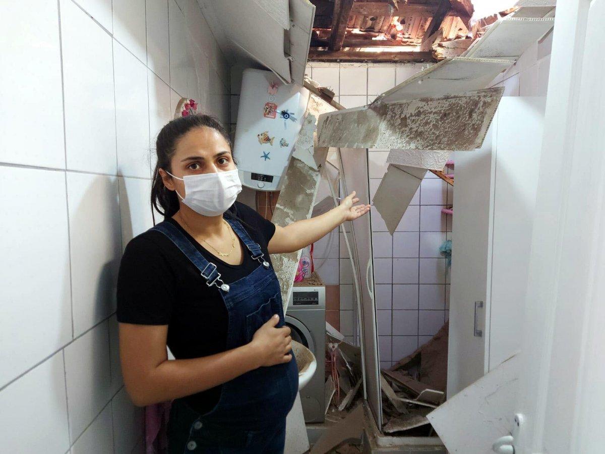 İzmir'de yamaçtan kopan kaya parçaları çatıyı delip eve girdi