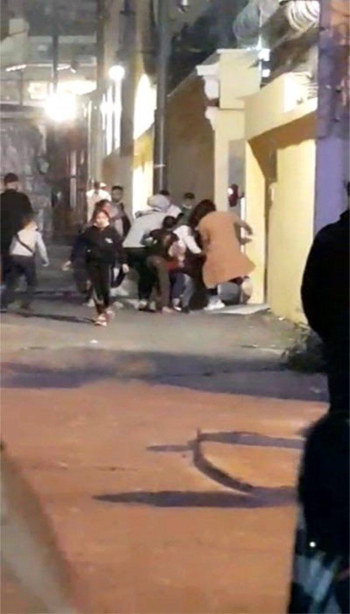 Taksim'de dilencilerin 'Neden bölgeme girdin' kavgasında yumruklar havada uçtu