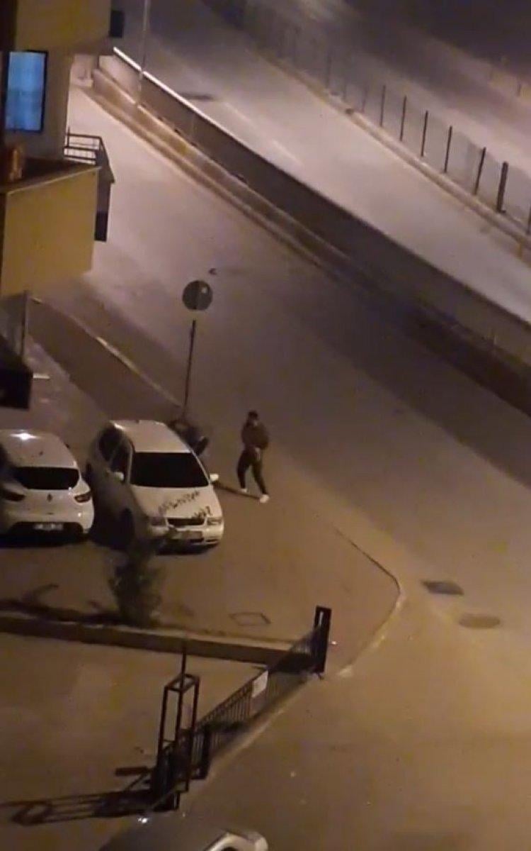 Antalya’da cadde ortasında genç kıza tokat attı