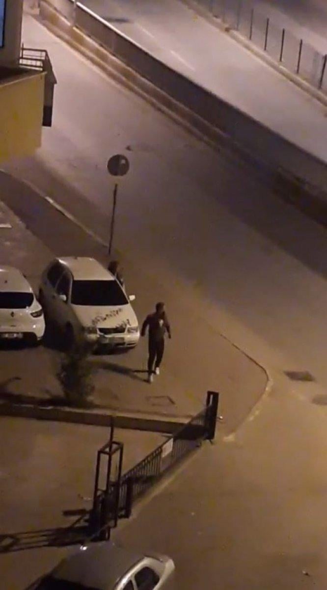 Antalya’da cadde ortasında genç kıza tokat attı