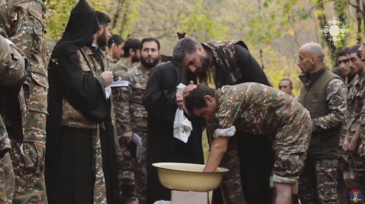 Ermeni papazlar, cepheye giden askerleri kutsadı