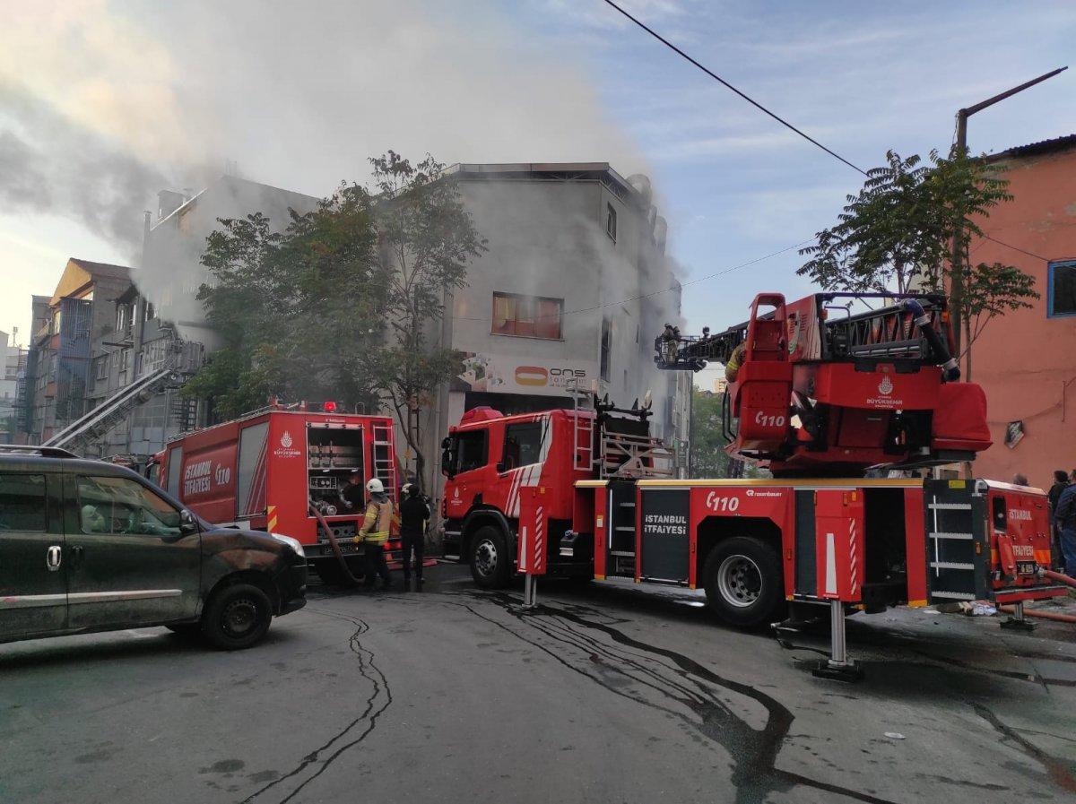 Kağıthane’de 4 katlı iş merkezinde yangın çıktı