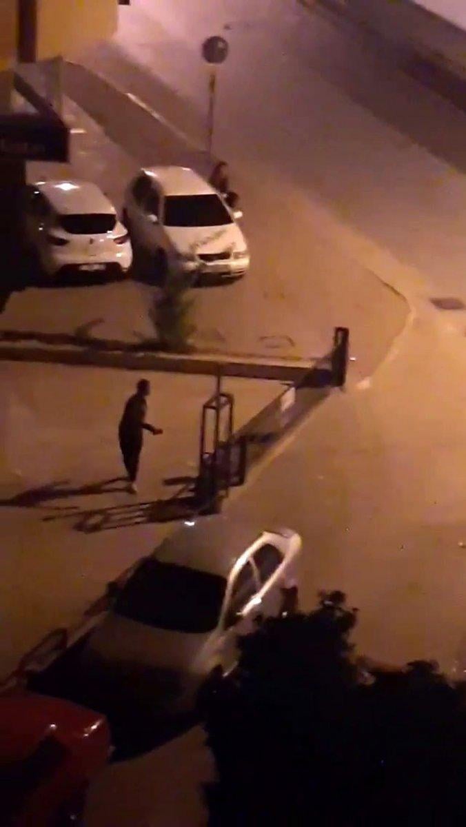 Antalya’da cadde ortasında genç kıza tokat attı