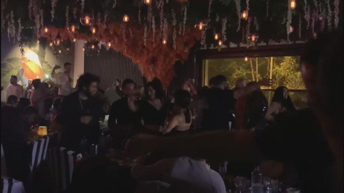 Ortaköy'de koronavirüsü unutan grup, doyasıya eğlendi