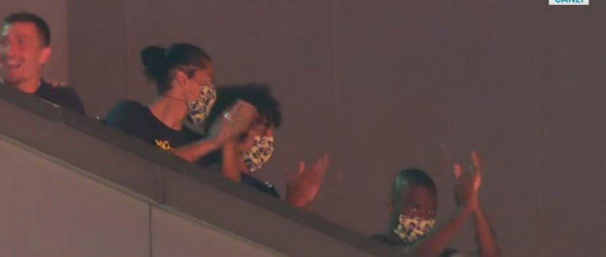 Fenerbahçeli futbolcular taraftarlarla tezahürat yaptı