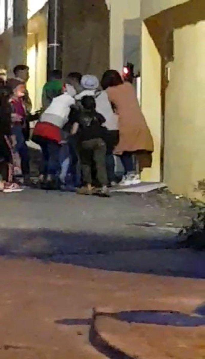 Taksim'de dilencilerin 'Neden bölgeme girdin' kavgasında yumruklar havada uçtu