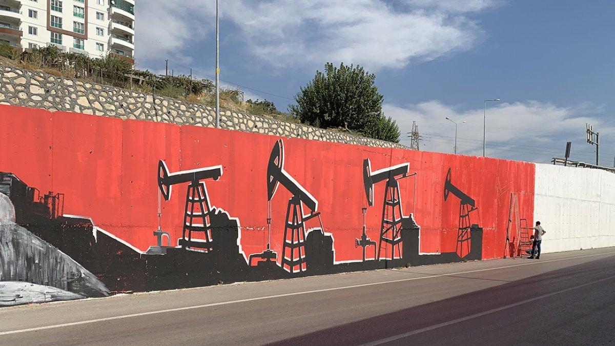 Adıyaman'ın tarihi yerlerini duvarlara resmeden öğretmen