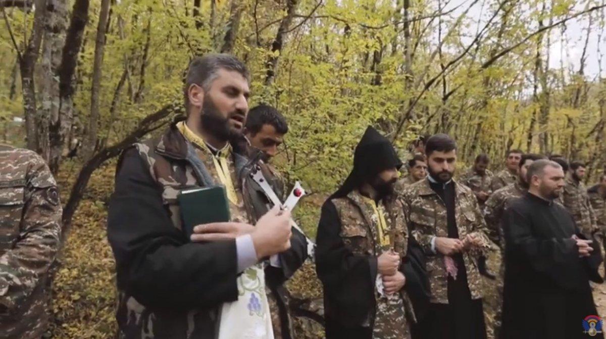 Ermeni papazlar, cepheye giden askerleri kutsadı