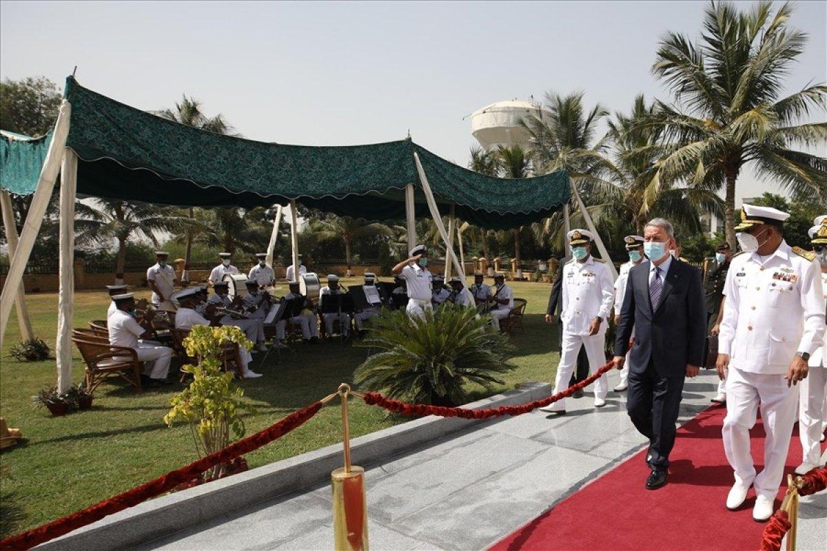 Milli Savunma Bakanı Hulusi Akar, Pakistan’da Mehter Marşı'yla karşılandı