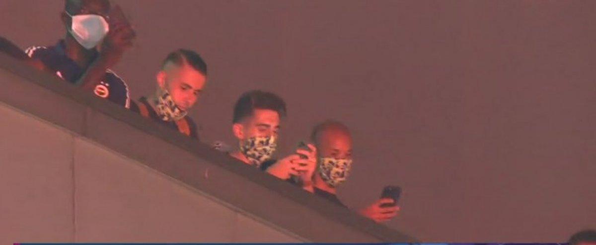 Fenerbahçeli futbolcular taraftarlarla tezahürat yaptı