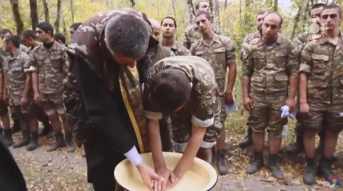 Ermeni papazlar, cepheye giden askerleri kutsadı