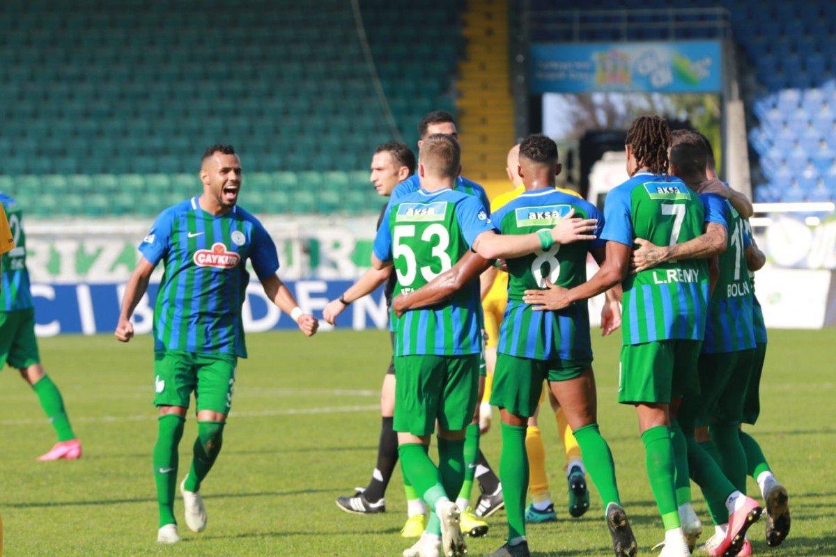 Futbolcuları Rizespor'a götürme vaadiyle dolandırdılar