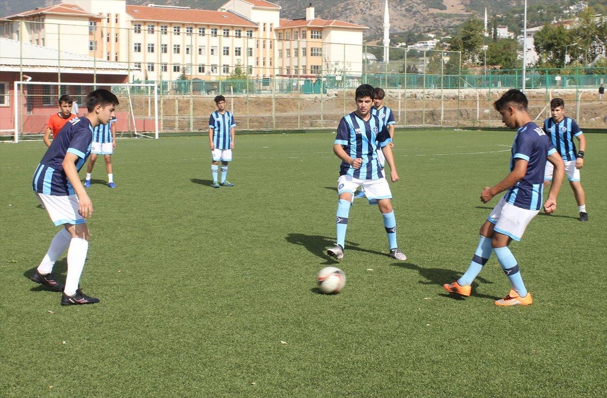 Osmaniye'de bir kadın, oğlu için futbol kulübü kurdu