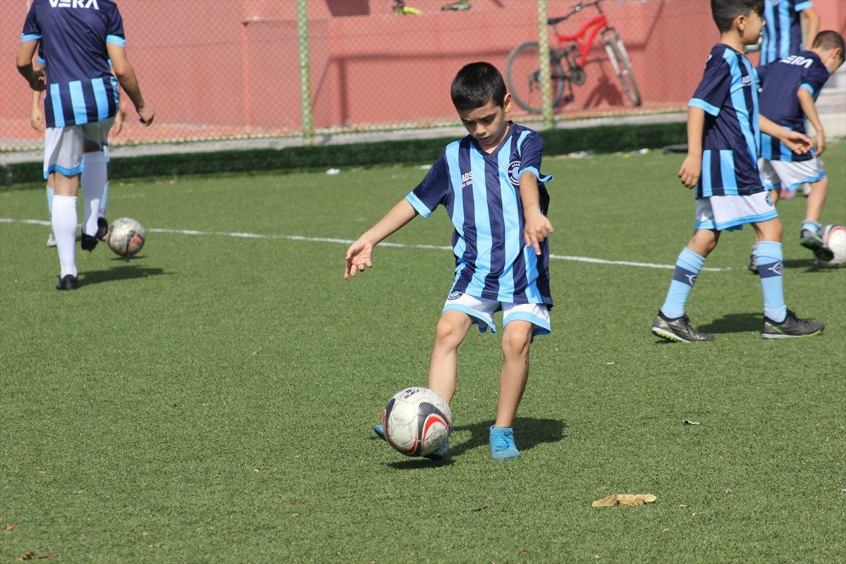 Osmaniye'de bir kadın, oğlu için futbol kulübü kurdu