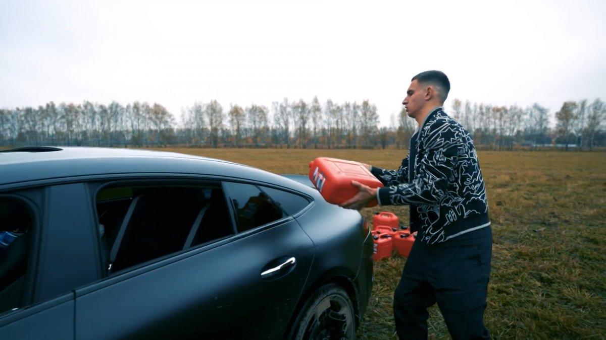 Rusya'da sosyal medya fenomeni lüks aracını benzin dökerek yaktı