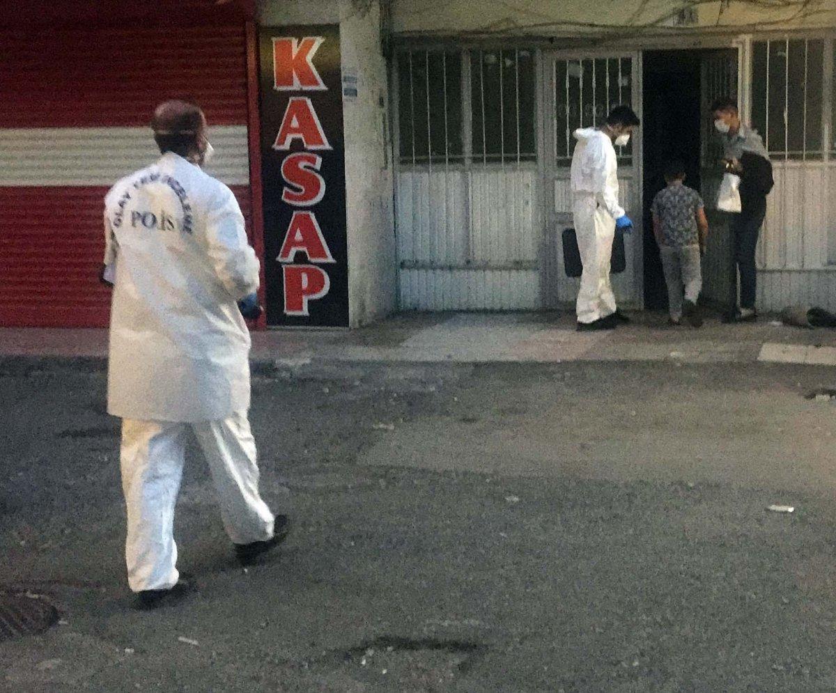 Gaziantep'te otomobilin üzerine düşen genç ağır yaralandı