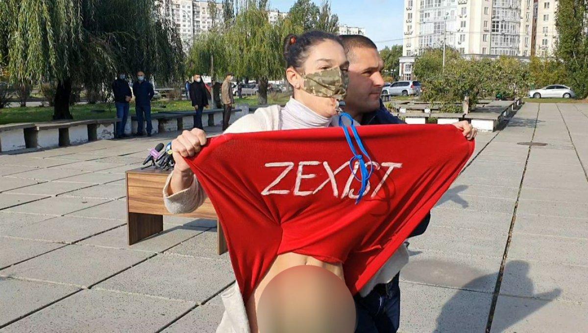 Ukrayna lideri Vladimir Zelenskiy’e çıplak eylem