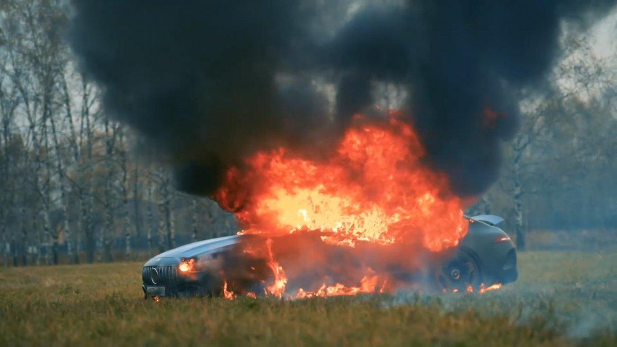 Rusya'da sosyal medya fenomeni lüks aracını benzin dökerek yaktı
