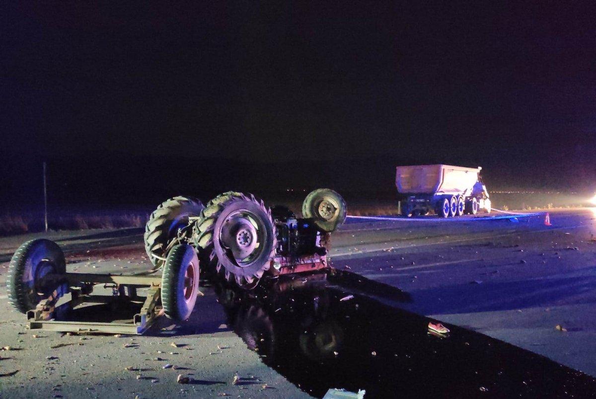 Konya'da devrilen traktörden yola savruldu, kamyon altında kaldı