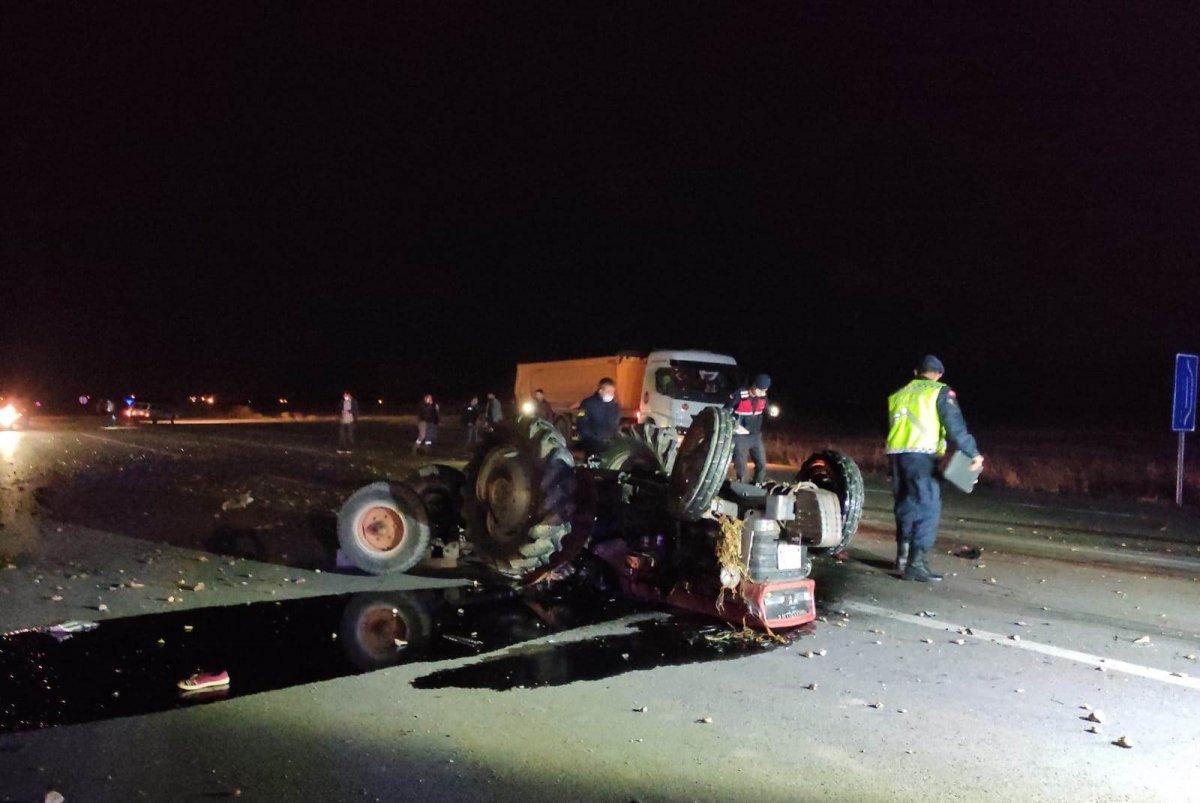 Konya'da devrilen traktörden yola savruldu, kamyon altında kaldı