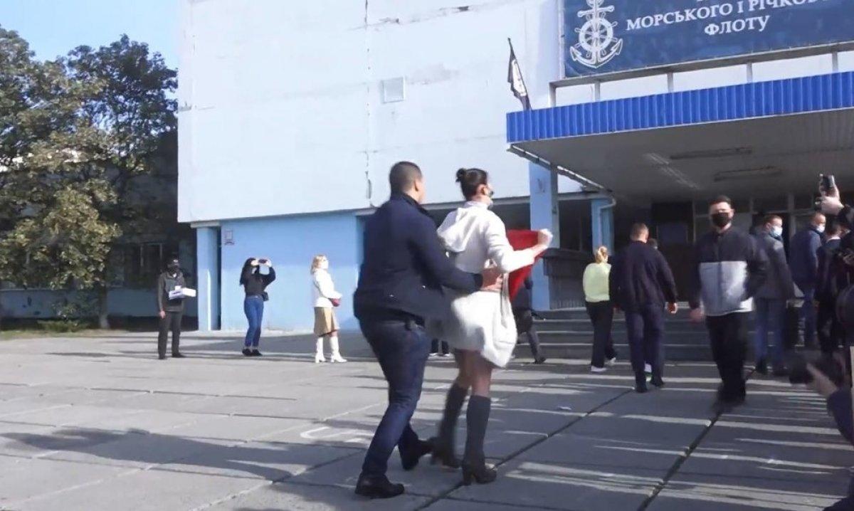 Ukrayna lideri Vladimir Zelenskiy’e çıplak eylem