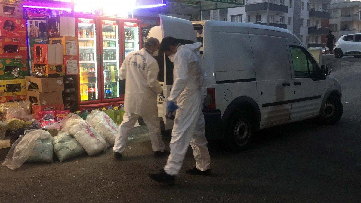 Gaziantep'te otomobilin üzerine düşen genç ağır yaralandı