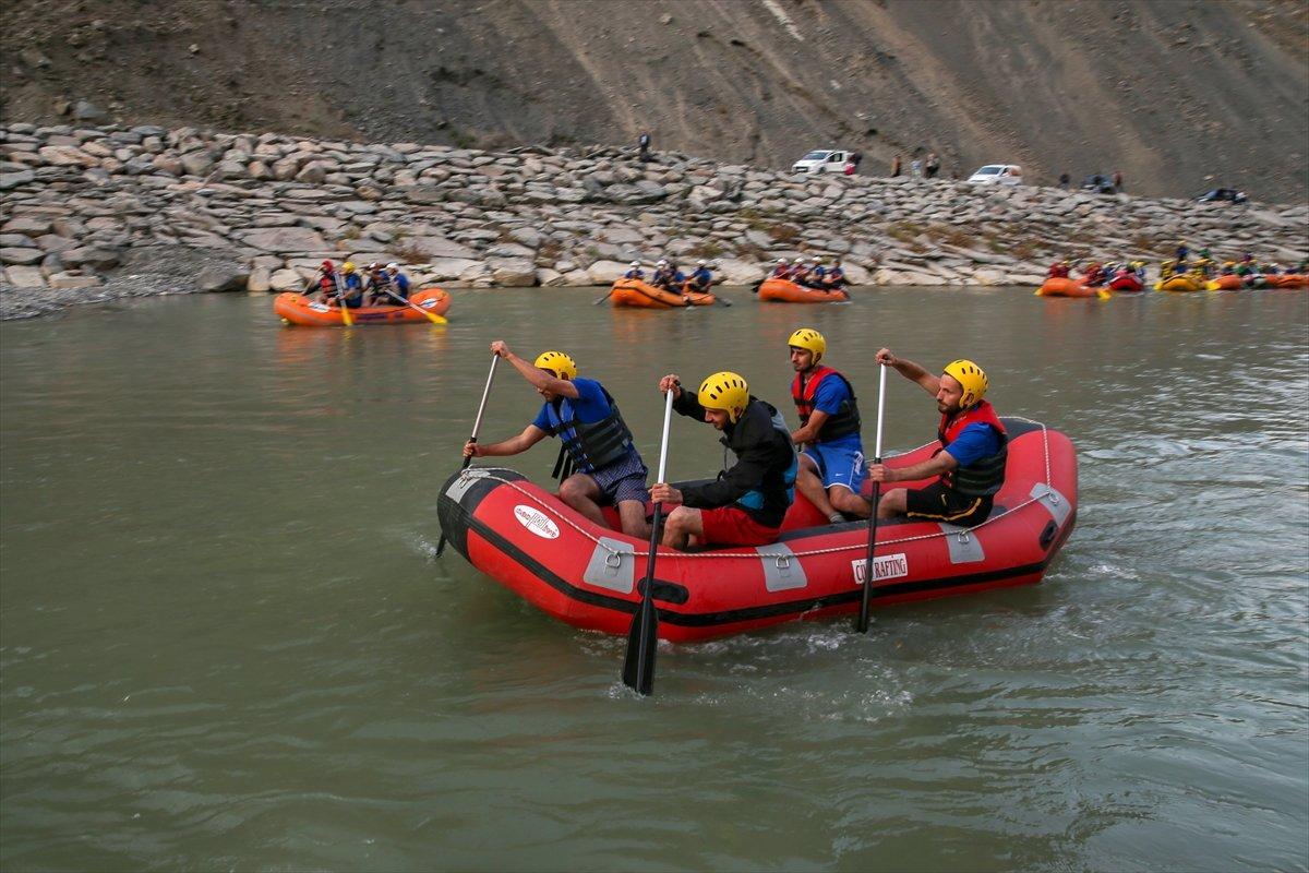 Gençlik ve Spor Bakanı Mehmet Muharrem Kasapoğlu, Hakkari'de rafting yaptı