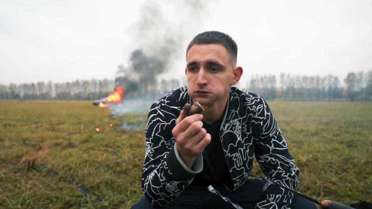 Rusya'da sosyal medya fenomeni lüks aracını benzin dökerek yaktı