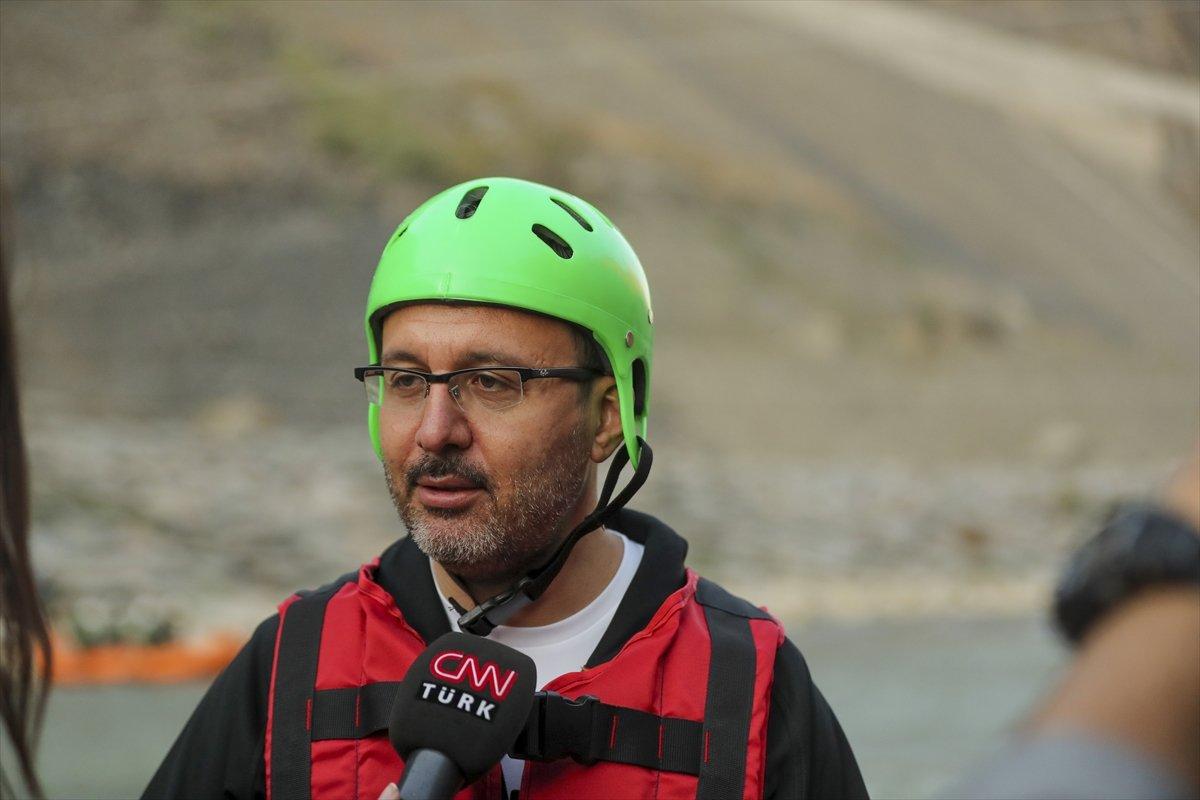 Gençlik ve Spor Bakanı Mehmet Muharrem Kasapoğlu, Hakkari'de rafting yaptı