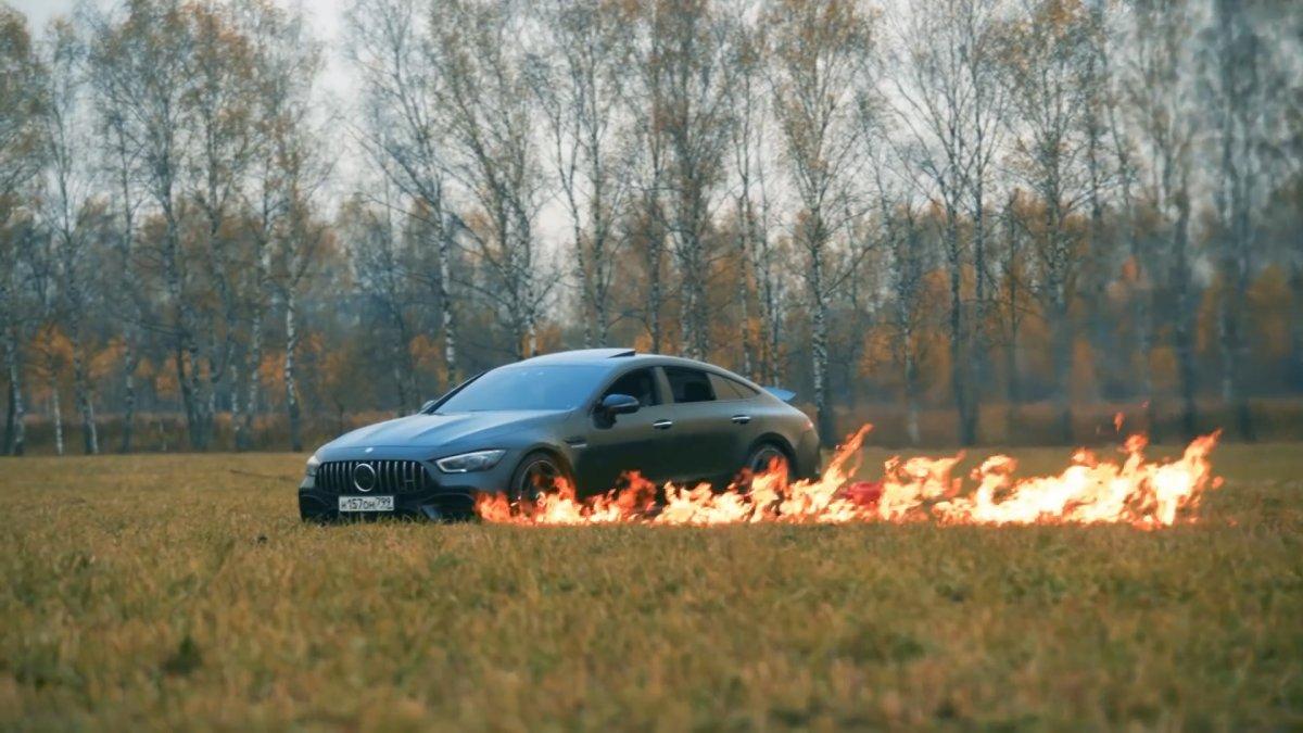 Rusya'da sosyal medya fenomeni lüks aracını benzin dökerek yaktı