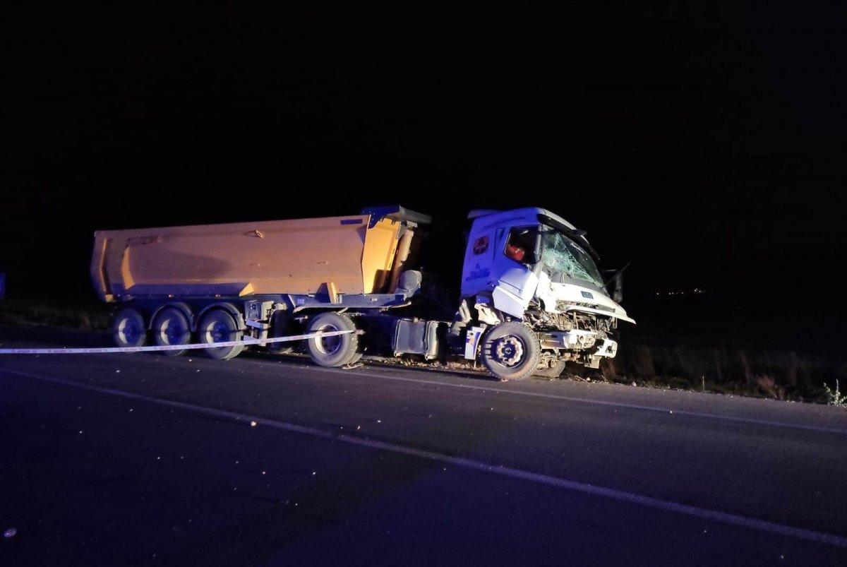 Konya'da devrilen traktörden yola savruldu, kamyon altında kaldı