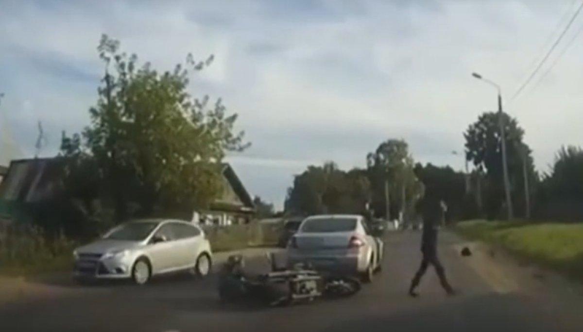 Rusya'da motor kaskını bağlamanın önemini gösteren video