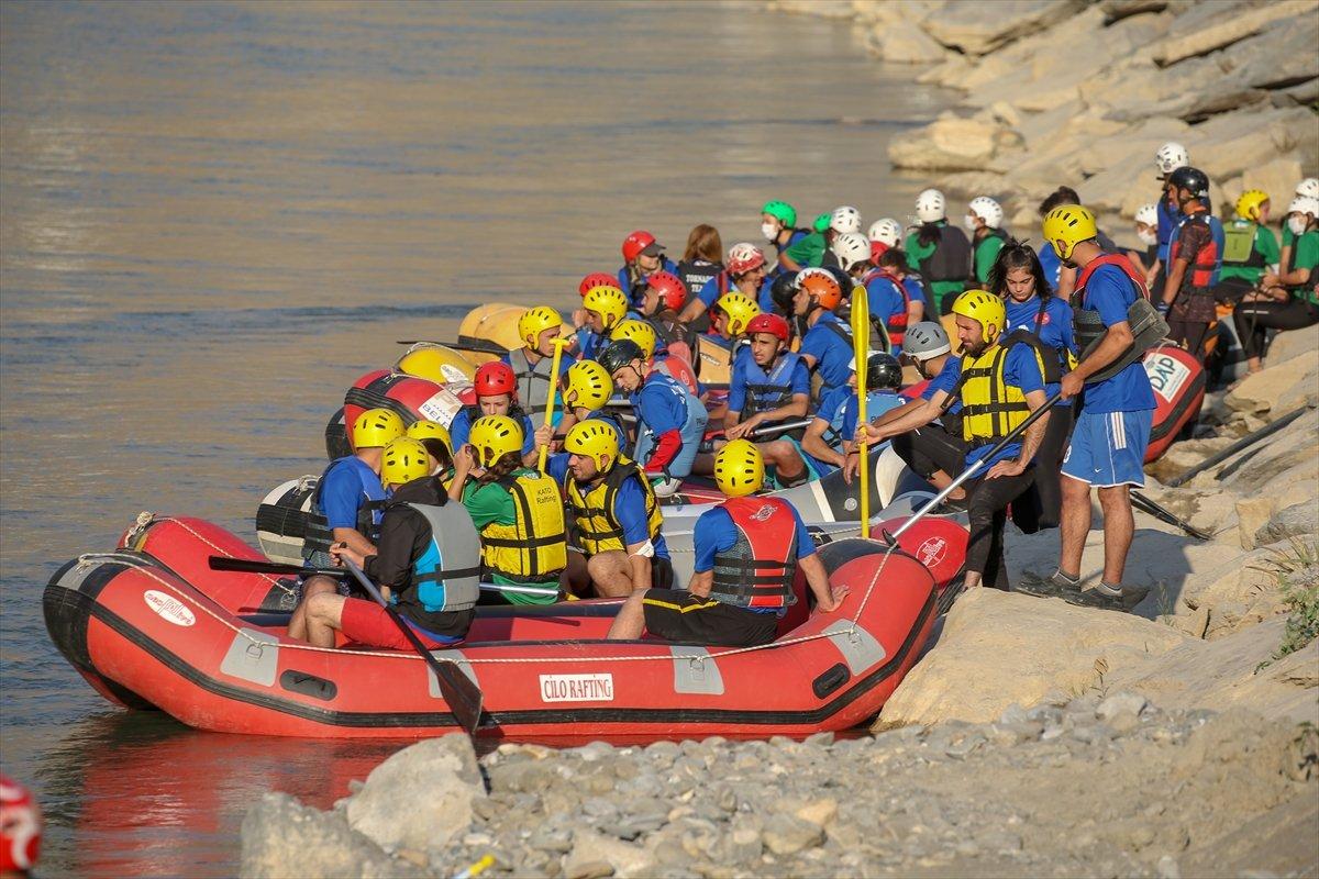 Gençlik ve Spor Bakanı Mehmet Muharrem Kasapoğlu, Hakkari'de rafting yaptı