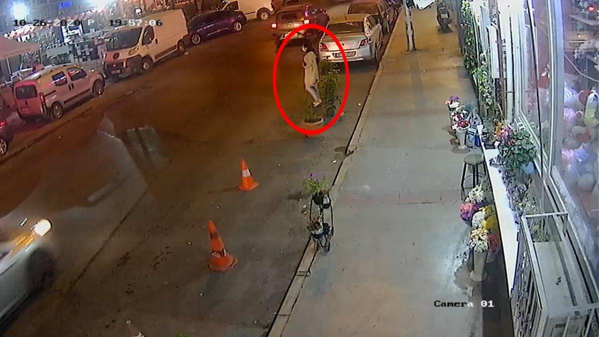 İzmir'de yolun karşısına geçmek isterken otomobil çarptı